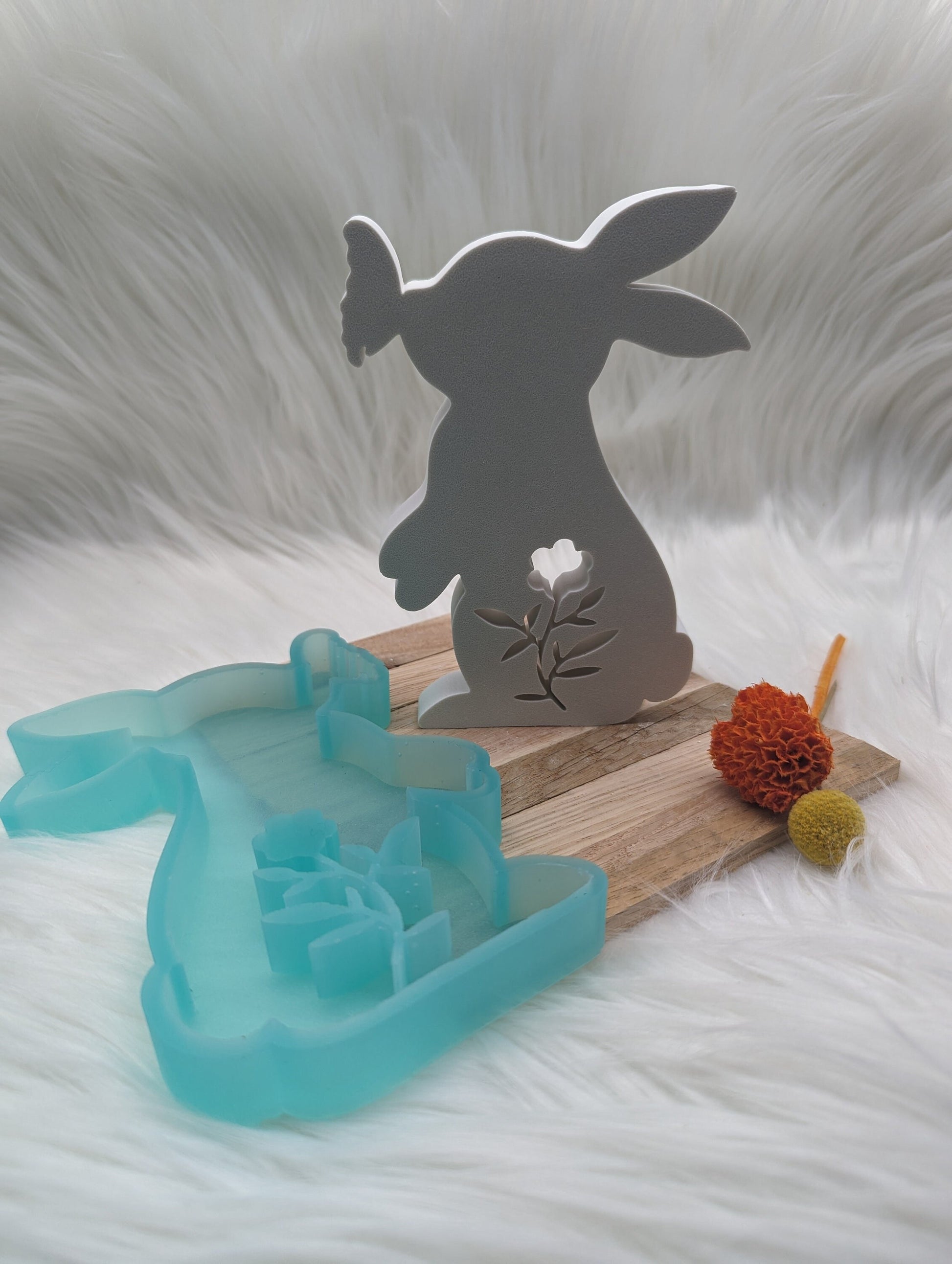 Silikonform Hase mit Schmetterling / Hase / Schmetterling / Ostern / Gießform / Raysin / Silikonform